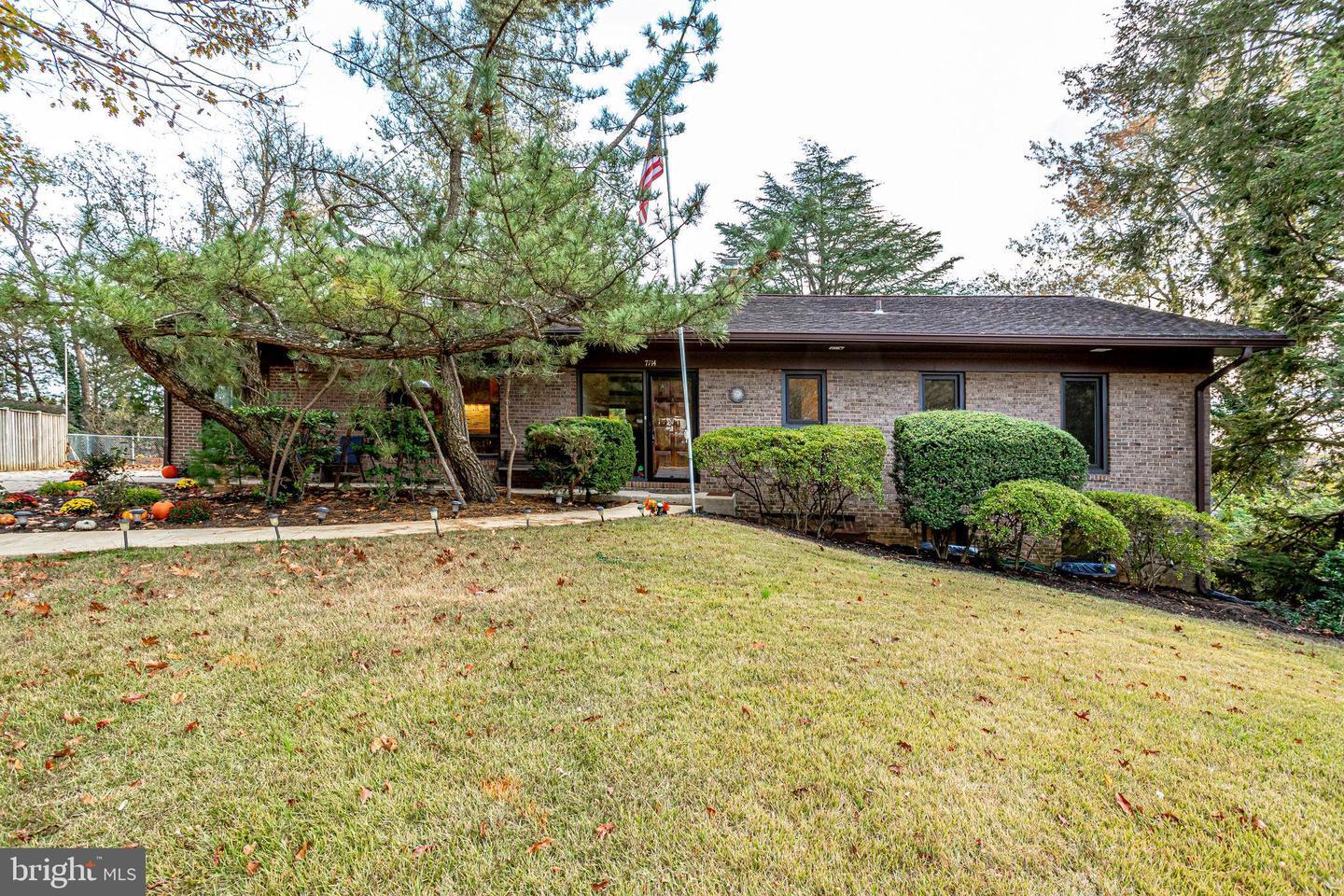 Property Photo: 7714 Lookout Court VA 22306