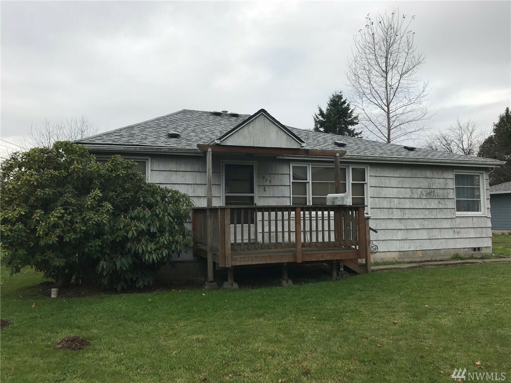 Property Photo:  923 3rd Ave N  WA 98032 