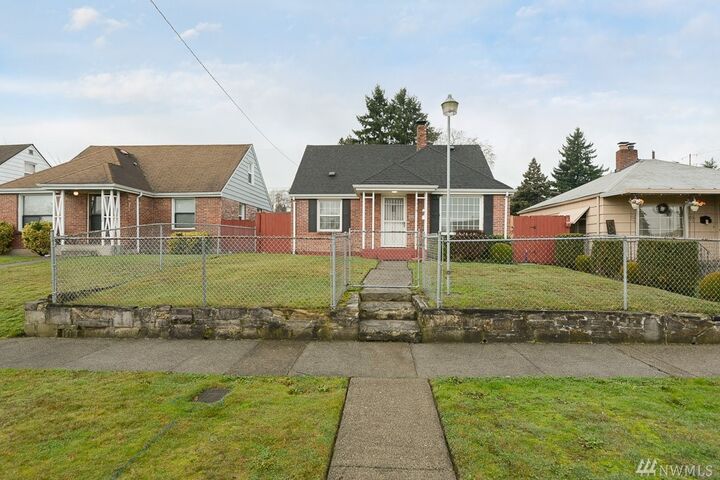 Property Photo: 3518 S Ainsworth Ave WA 98418