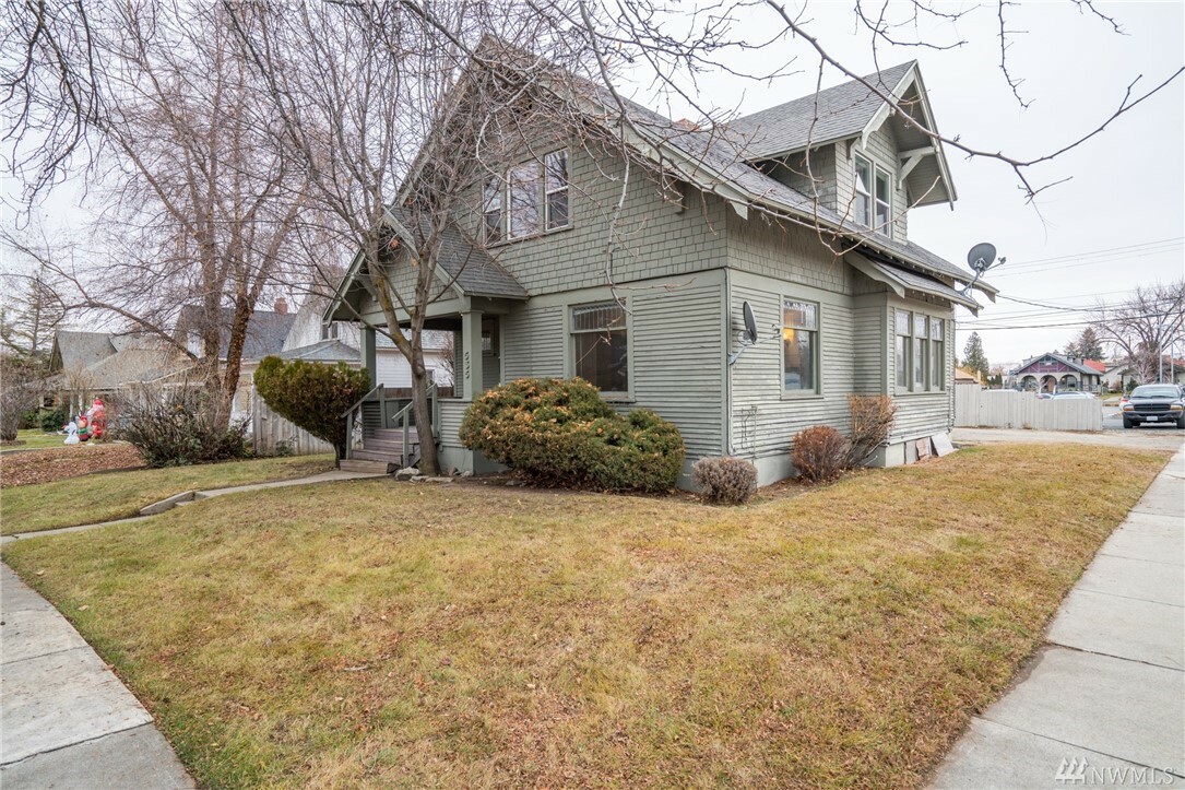 Property Photo:  535 Douglas St  WA 98801 