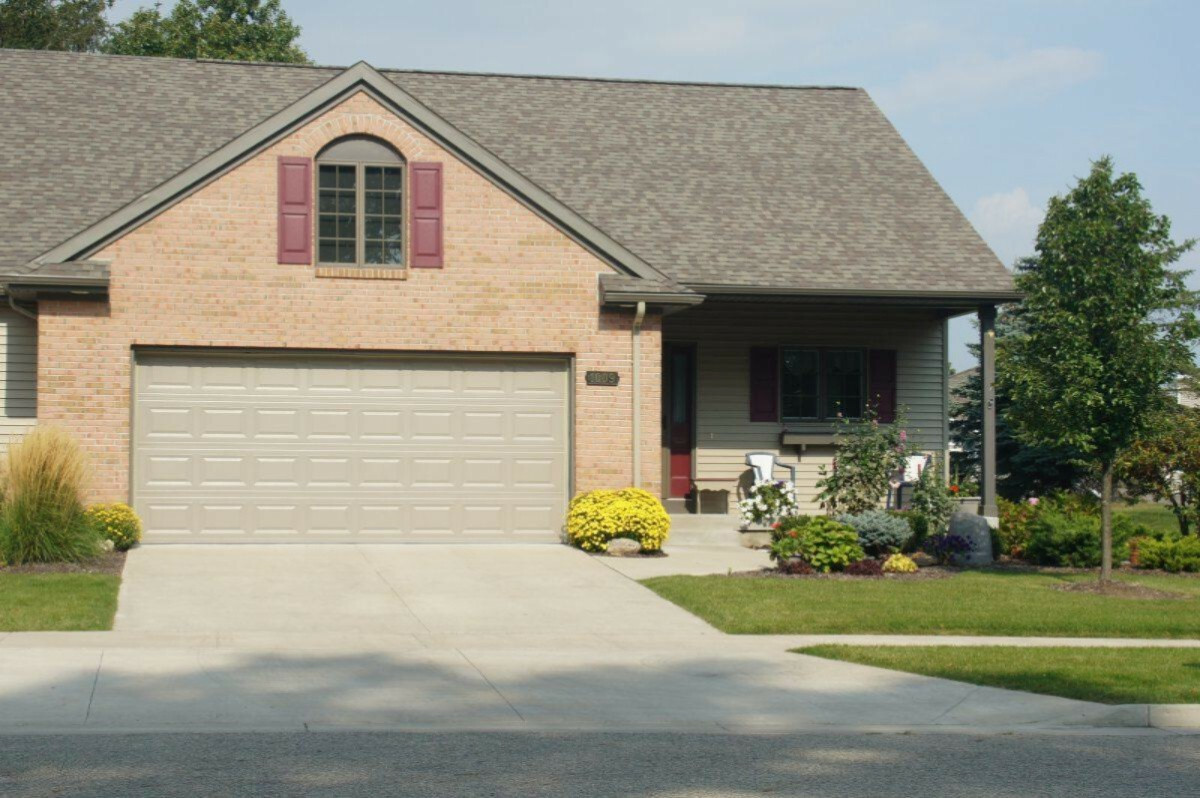 Property Photo:  1009 Grosvenor Drive  MI 48838 