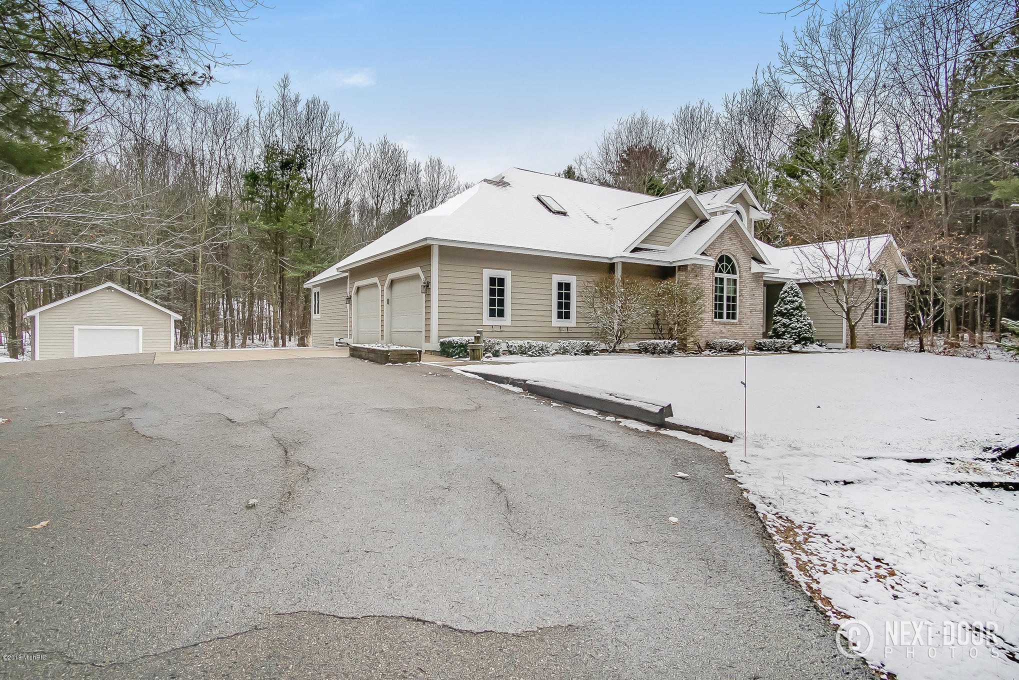 Property Photo:  17462 Pine Bluff Court  MI 49417 