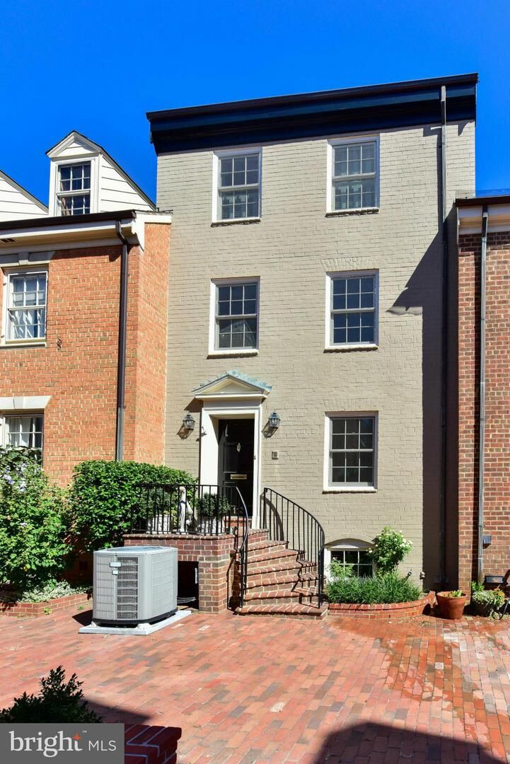 Property Photo: 113 Cameron Mews VA 22314