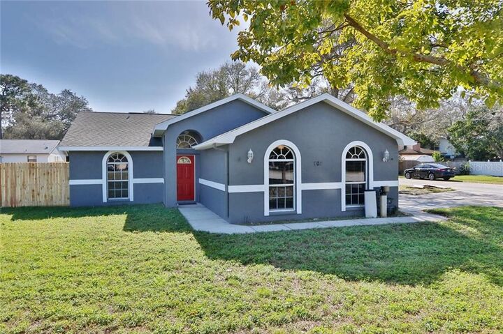 Property Photo: 702 Live Oak Street FL 34689