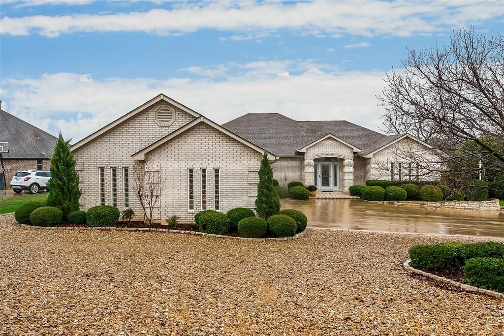 Property Photo: 1623 Rockview Drive TX 76049