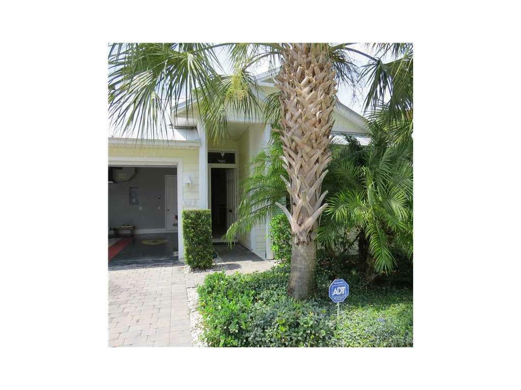 Property Photo: 421 Pineapple Sq SW FL 32962
