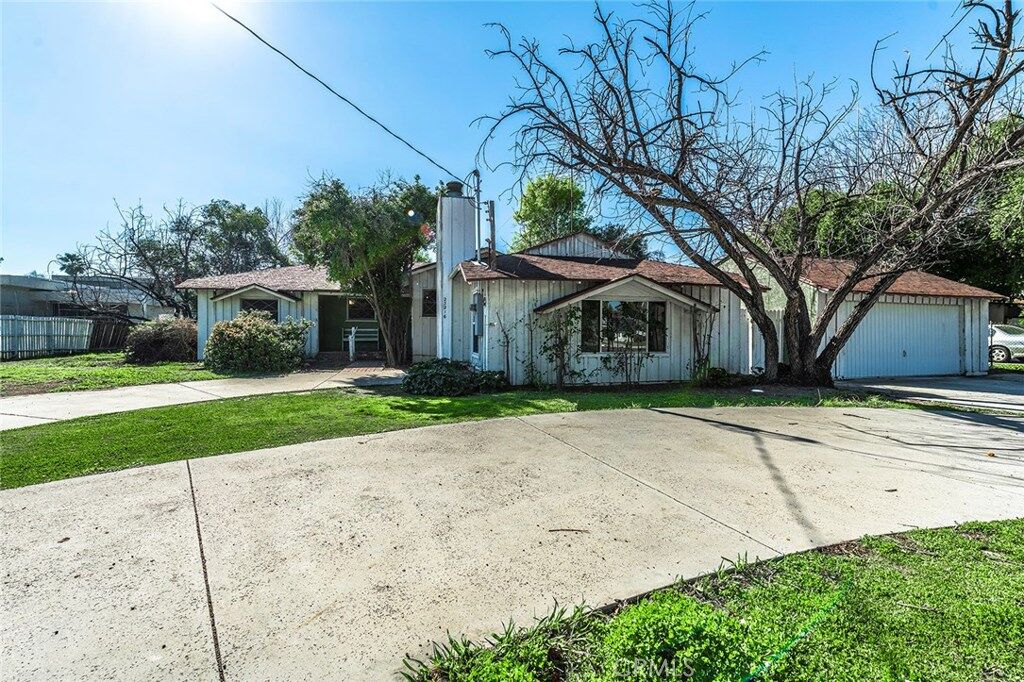 Property Photo:  23216 Burbank Boulevard  CA 91367 