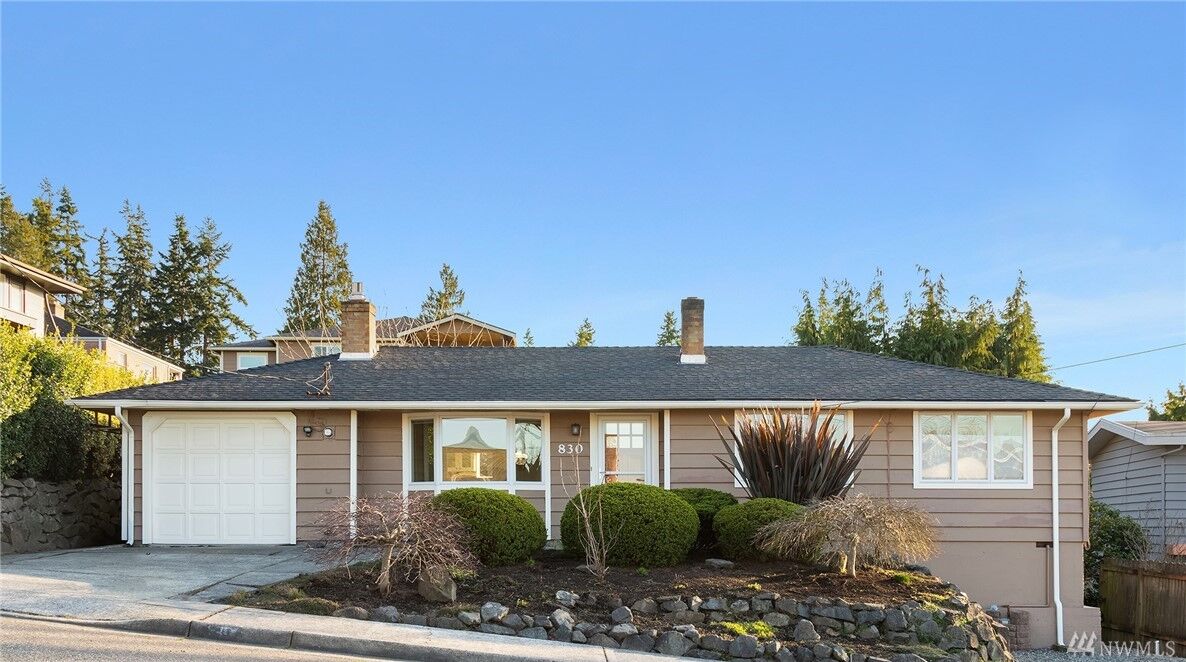 Property Photo:  830 Walnut St  WA 98020 