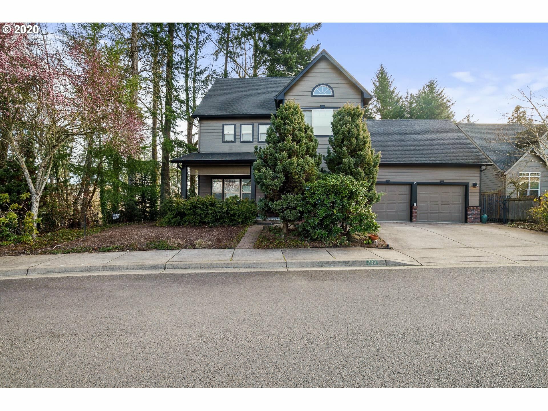 Property Photo: 723 S 48th St OR 97478