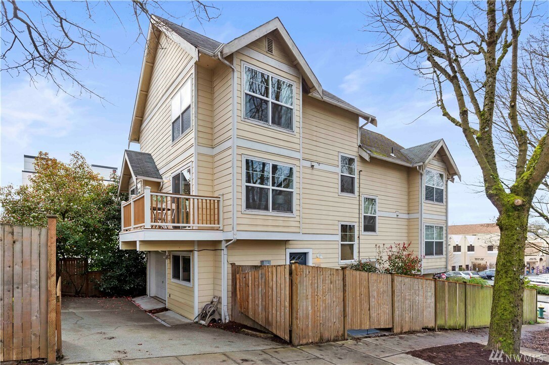 Property Photo:  2205 E Yesler Wy  WA 98122 