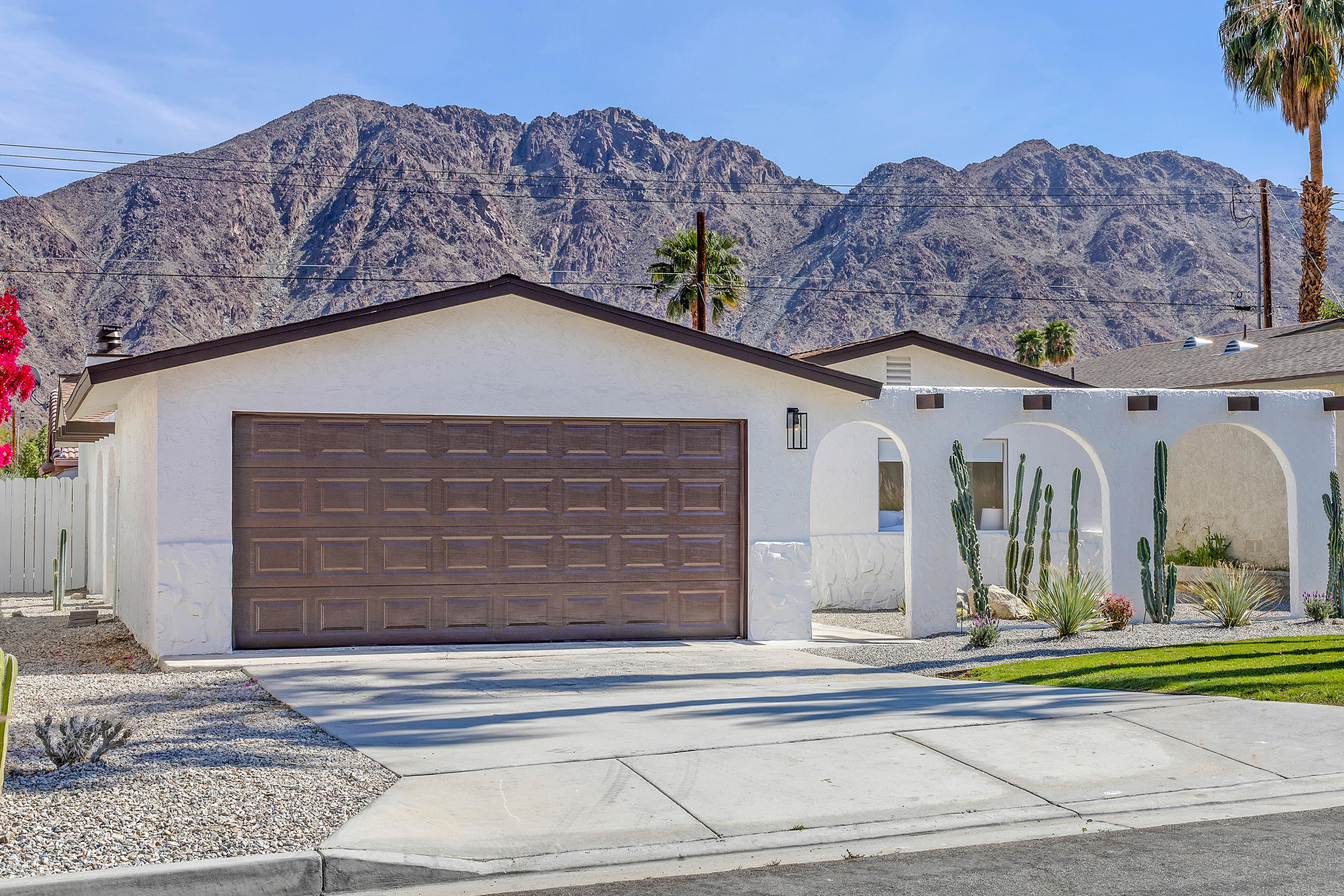 Property Photo: 53300 Avenida Velasco CA 92253