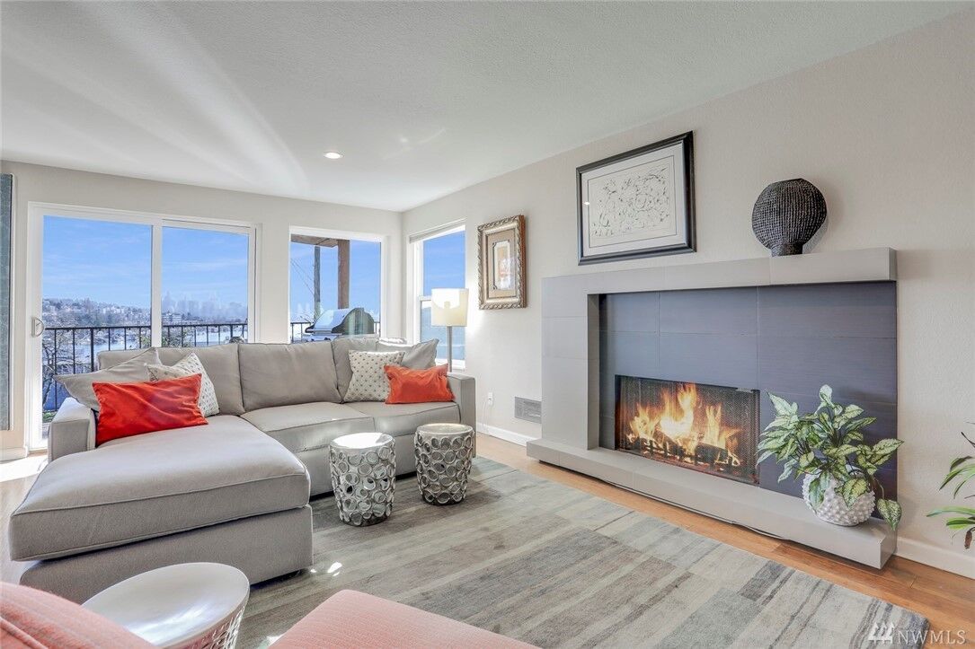 Property Photo:  3905  4th Avenue NE 203  WA 98105 