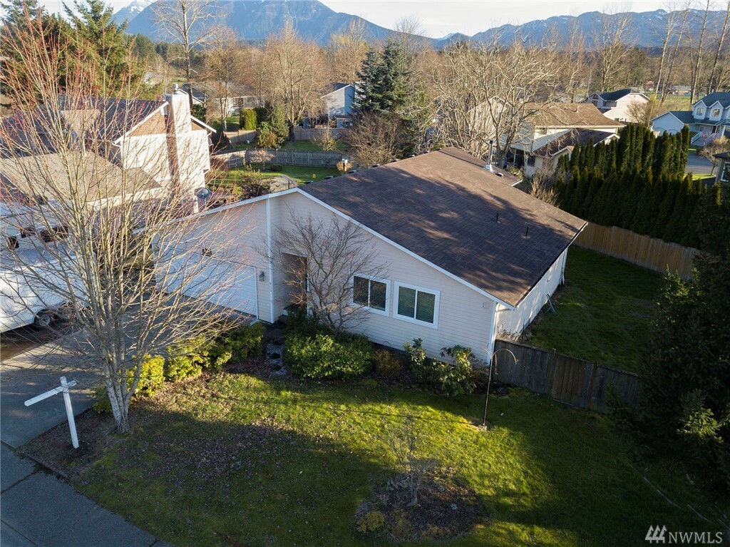 Property Photo:  415 NE 4th St  WA 98045 