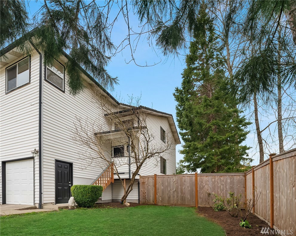 Property Photo:  4116 NE 6th Place 3B  WA 98059 