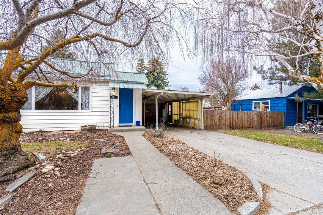 Property Photo:  220 Walnut St  WA 98830 