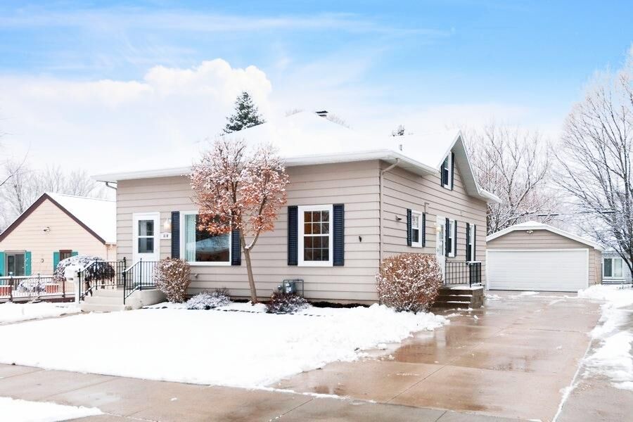 Property Photo:  610 Fair St  WI 53090 