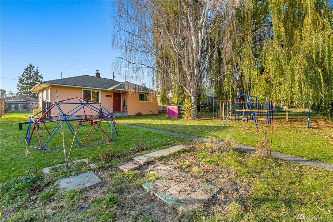 Property Photo:  2323 Queen St  WA 98229 