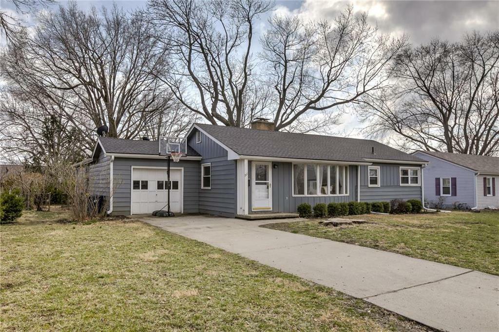 Property Photo:  911 Sunset Avenue  MO 64068 