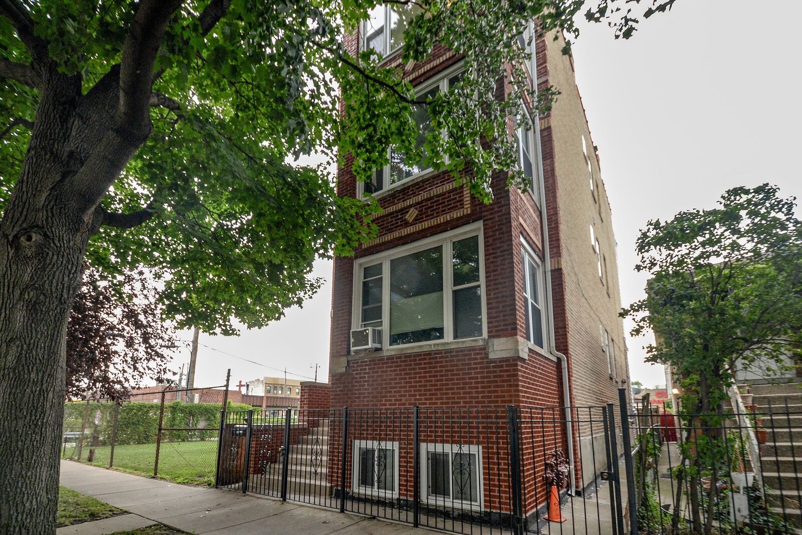 Property Photo: 2421 West Rice Street 3 IL 60622