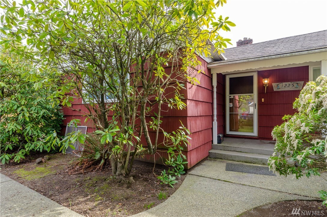 Property Photo:  1225 S 128th St  WA 98168 