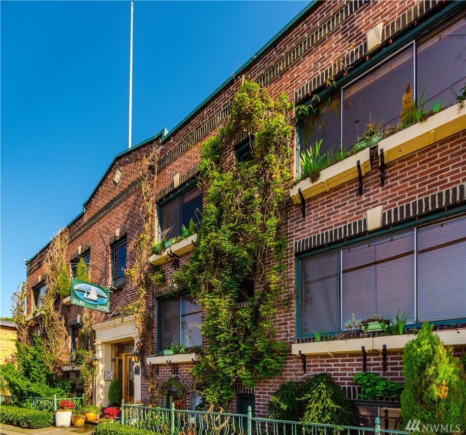 Property Photo: 2348 Alki Ave SW 302 WA 98116