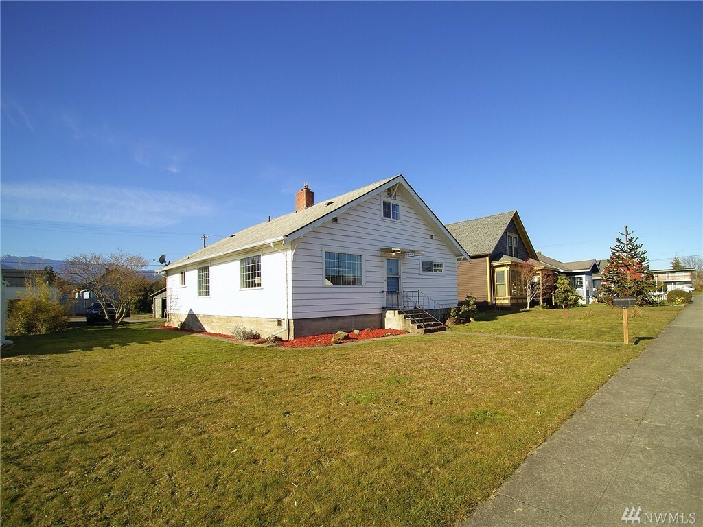 Property Photo:  128 W 3rd St  WA 98362 