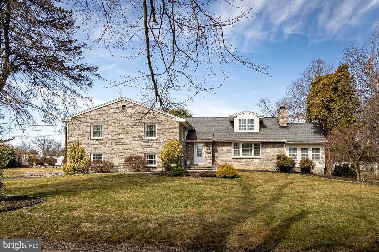 Property Photo: 7 Hickory Lane PA 19086