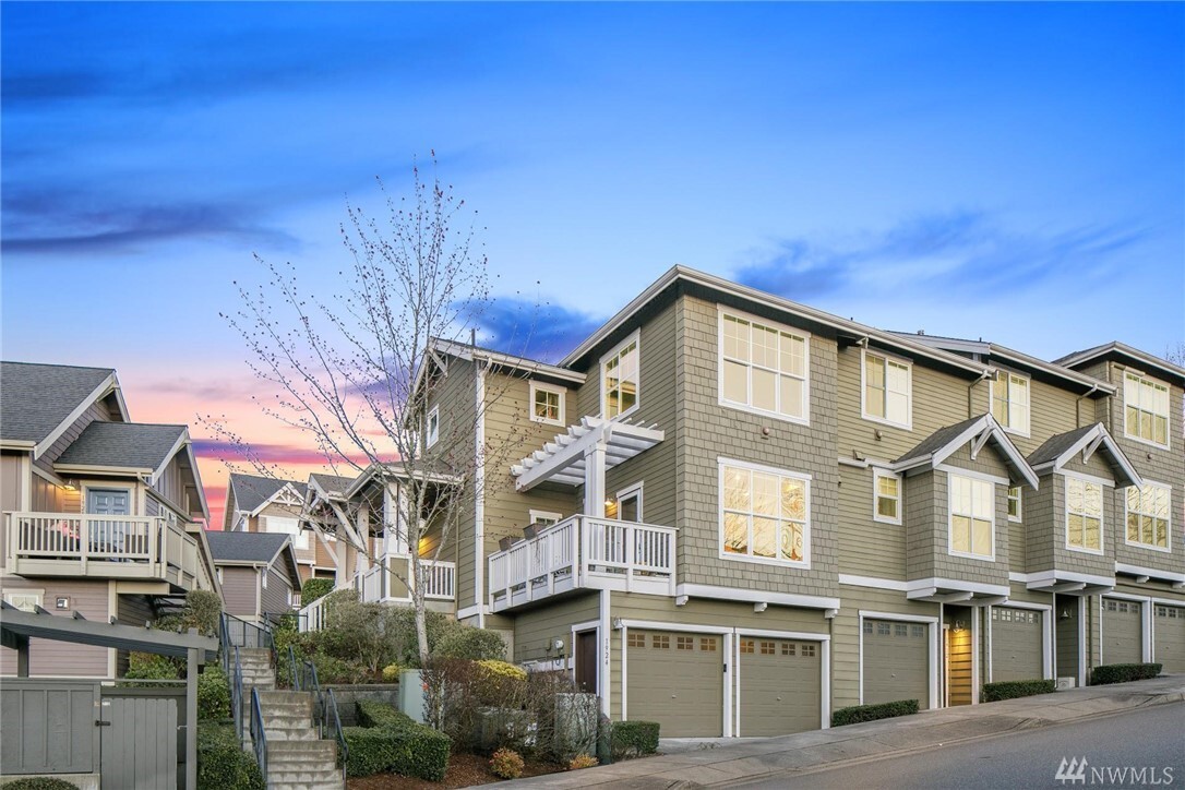 Property Photo:  1924  17th Avenue NE  WA 98029 