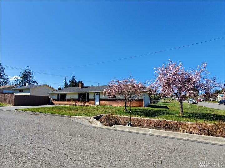 Property Photo: 706 S H St WA 98363