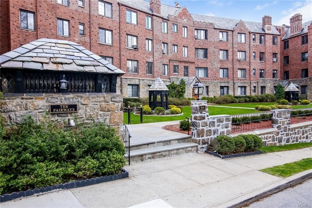 Property Photo: 914 Wynnewood Road 3R NY 10803