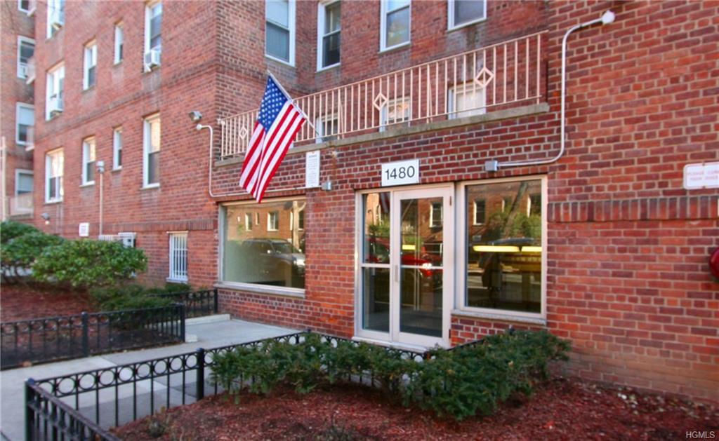 Property Photo: 1480 Thieriot Avenue 3M NY 10460