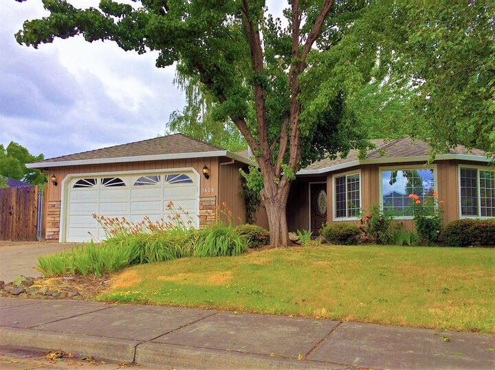 1426 Greenwich Drive  Medford OR 97501 photo