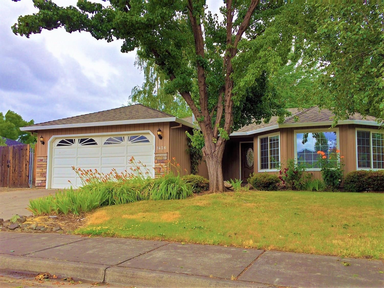 Property Photo:  1426 Greenwich Drive  OR 97501 