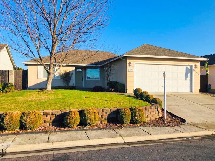 1335 Hawk Drive  Central Point OR 97502 photo