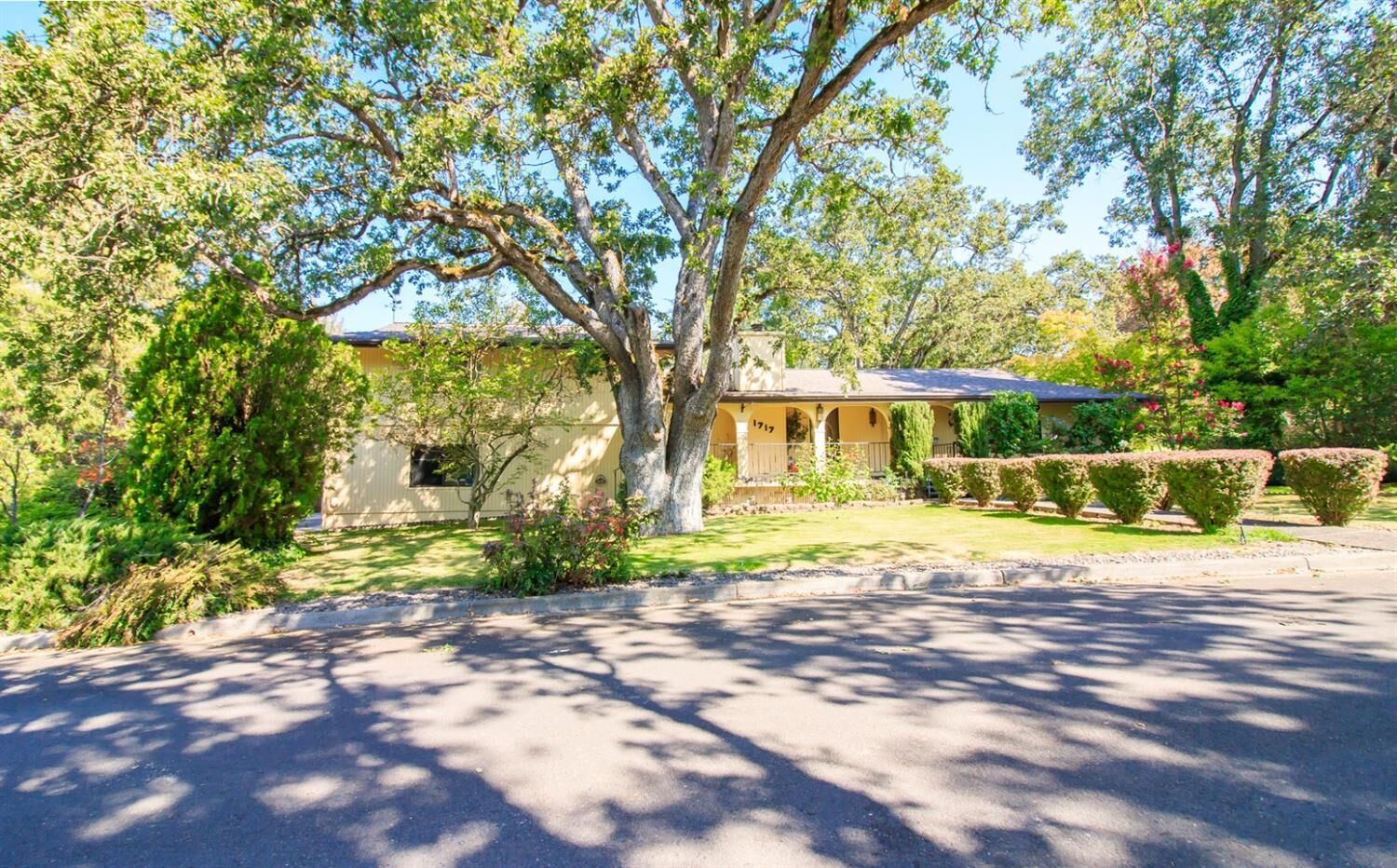 Property Photo: 1717 Woodlawn Drive OR 97504