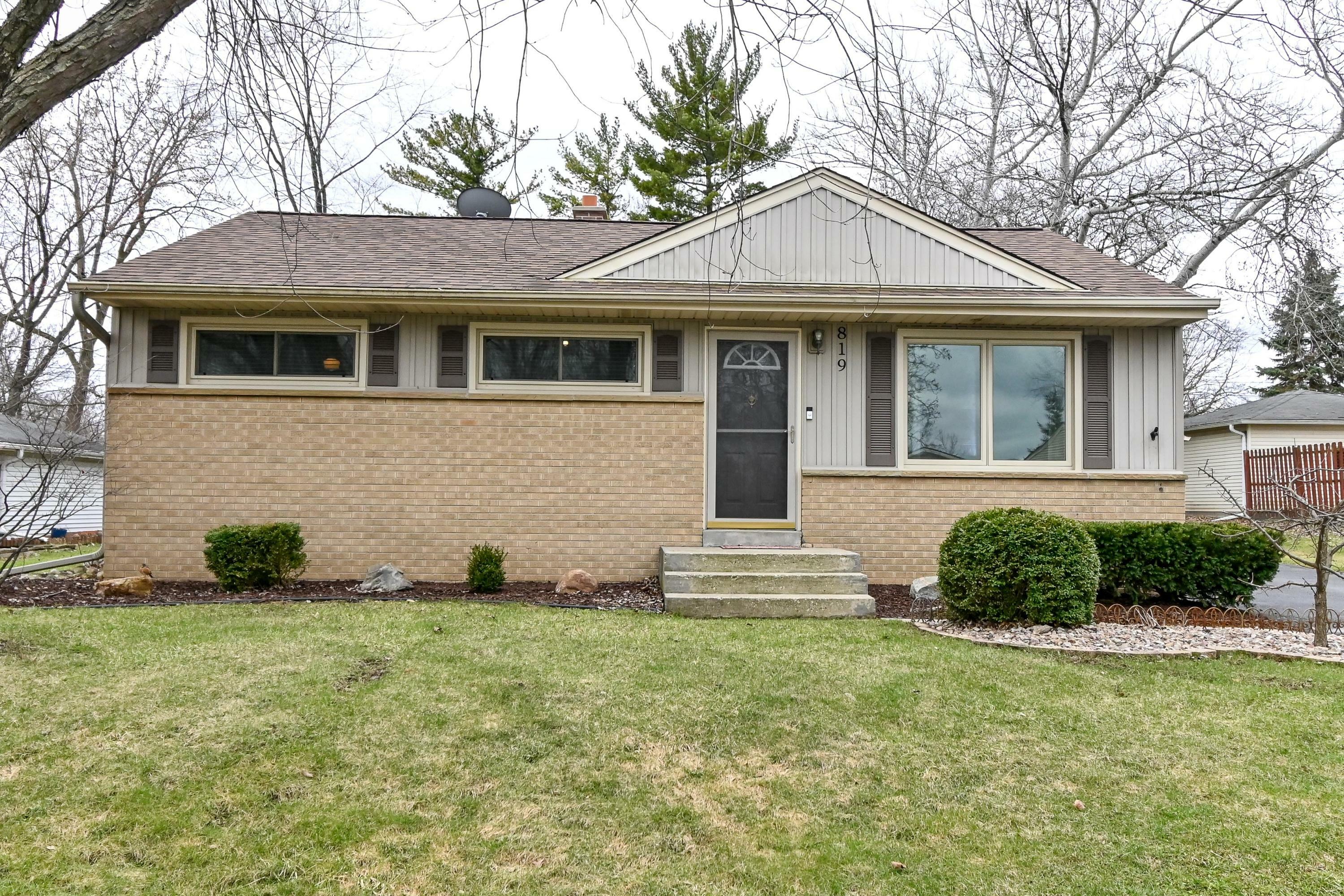 Property Photo: 819 Evert St WI 53072