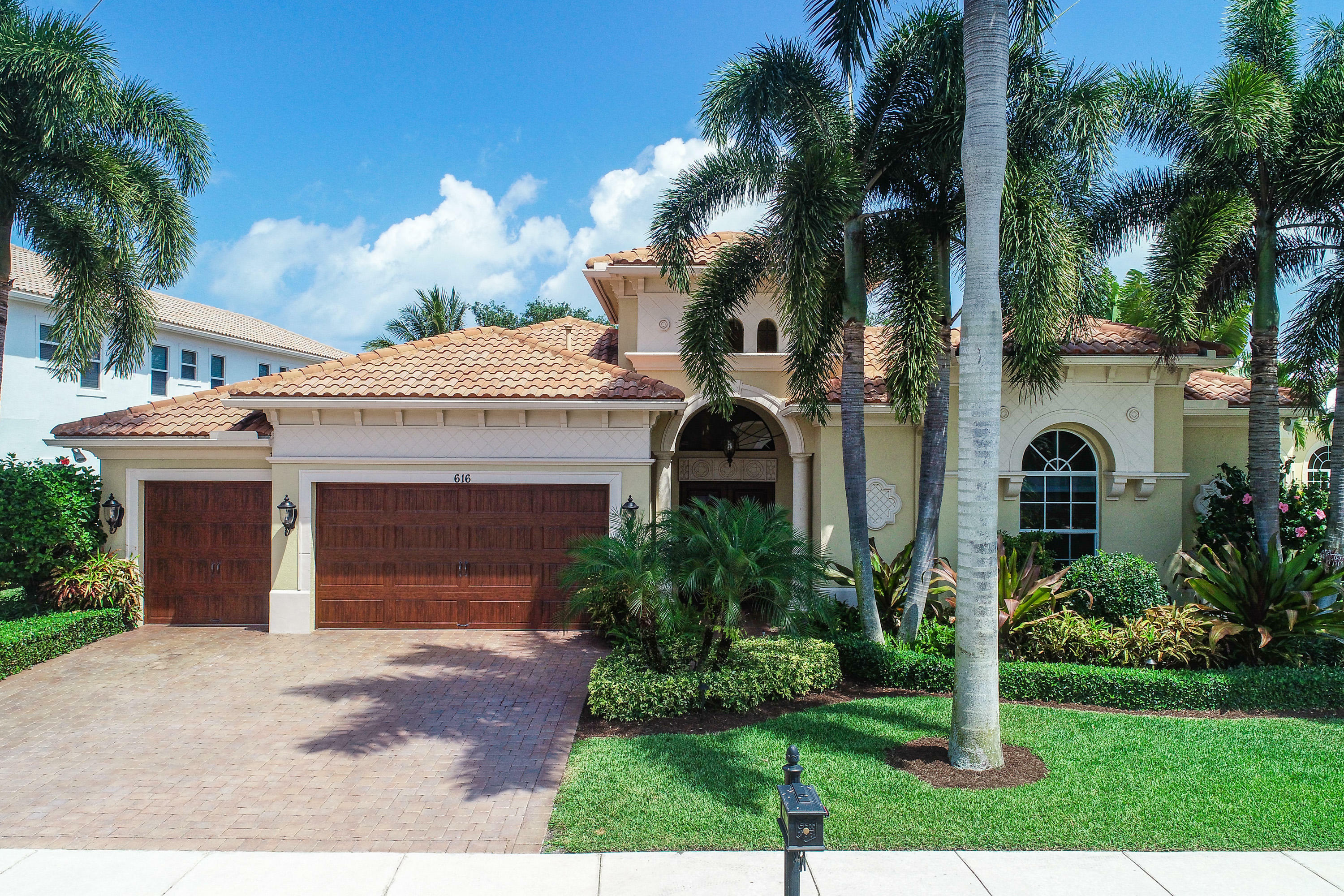 Property Photo:  616 Hermitage Circle  FL 33410 