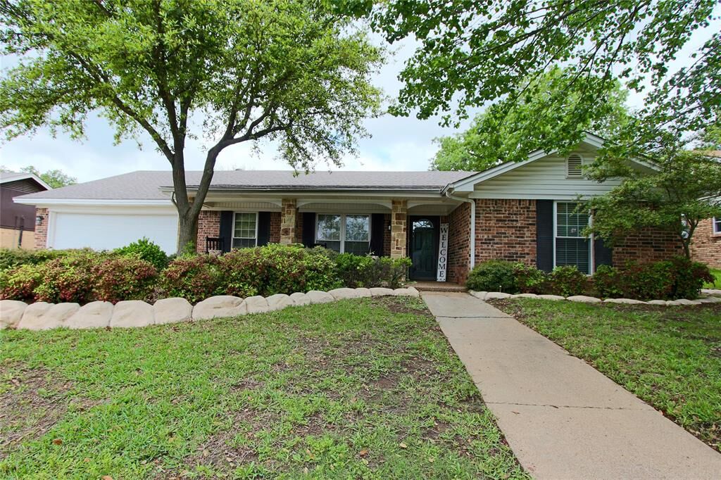 Property Photo:  704 Glenhaven Drive  TX 76054 