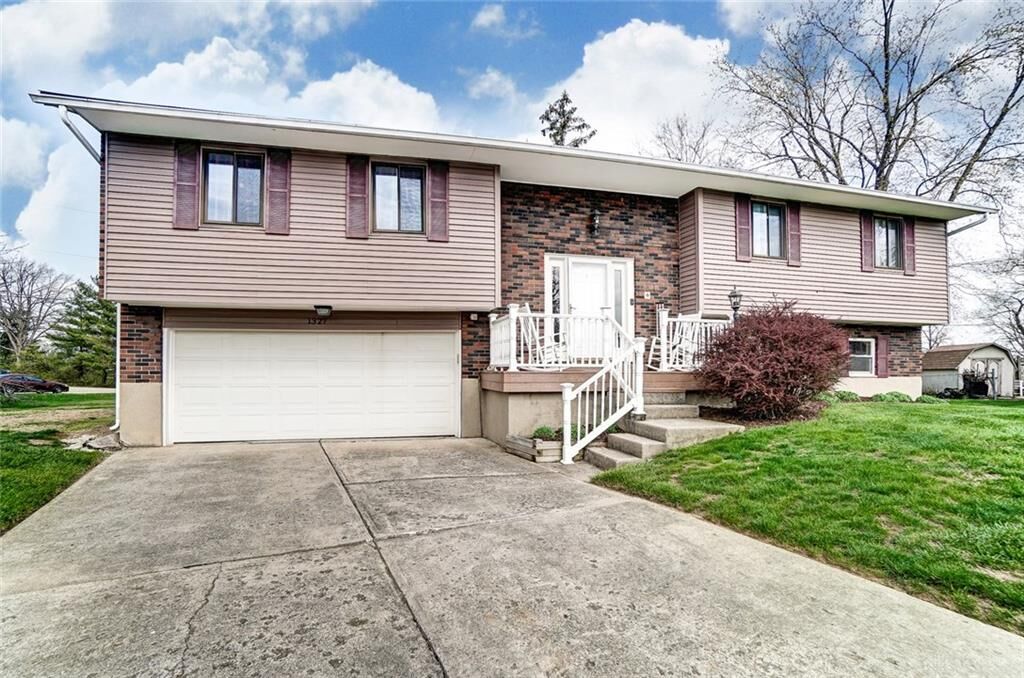Property Photo: 1327 Oak Knoll Circle OH 45342