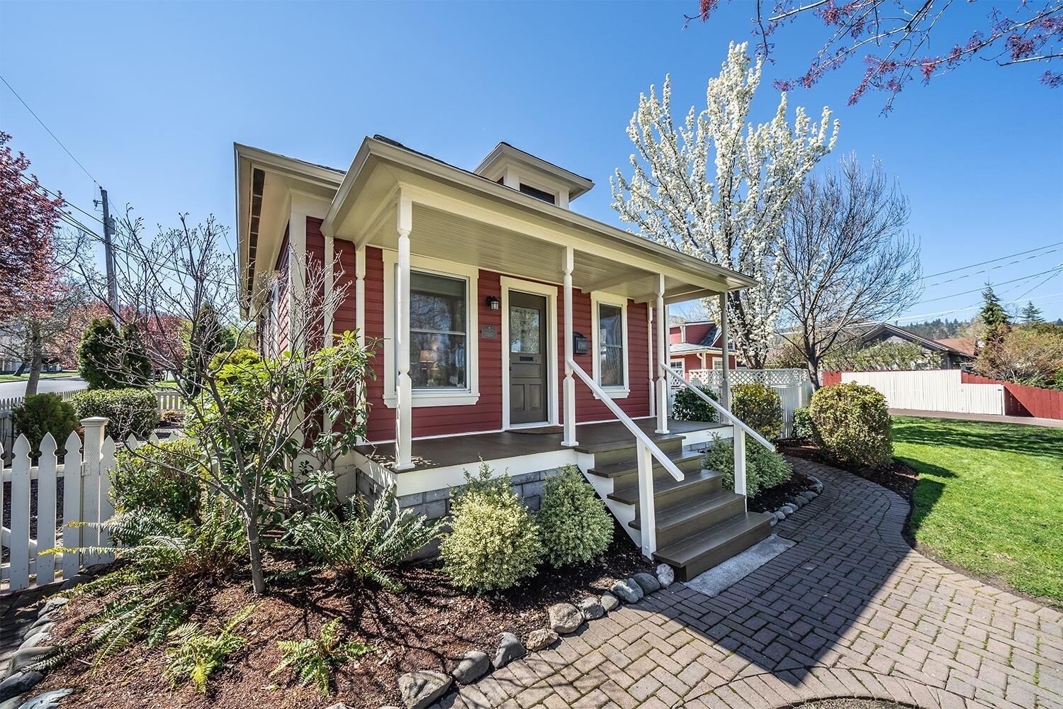 Property Photo: 586 C Street OR 97520