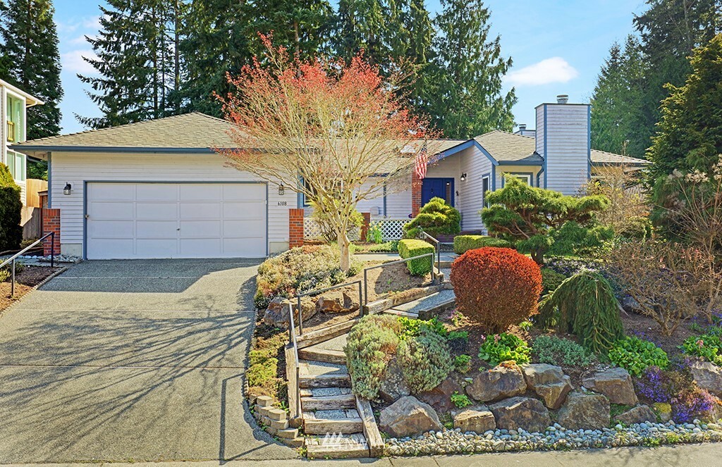 Property Photo:  6108 137th Place SW  WA 98026 