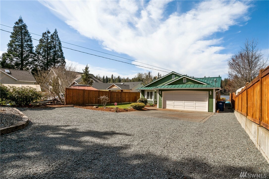 Property Photo:  32526 Benbow Dr E  WA 98338 