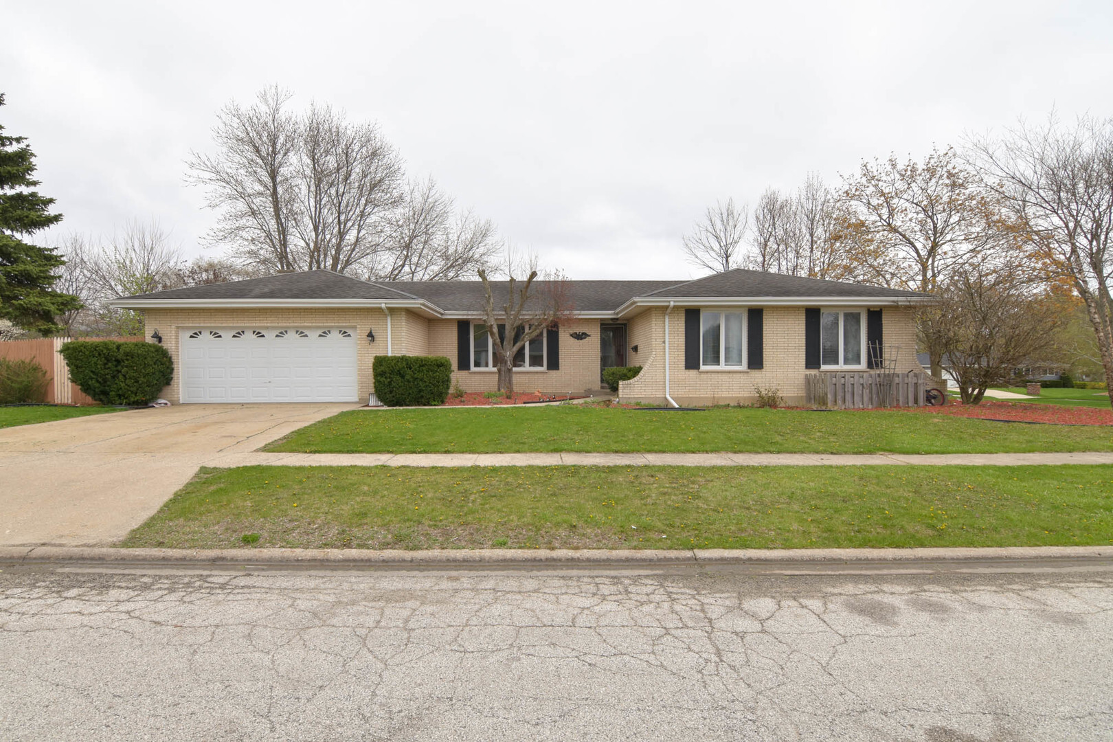 Property Photo: 563 Hillside Avenue IL 60002