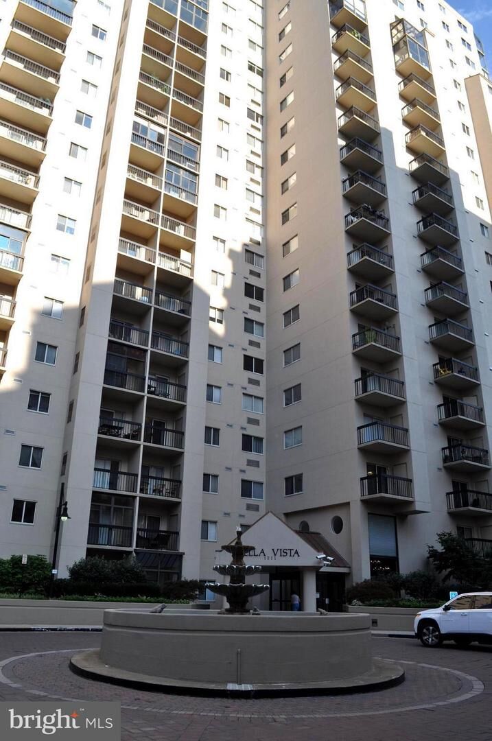 Property Photo:  1211 Eads Street S 1105  VA 22202 