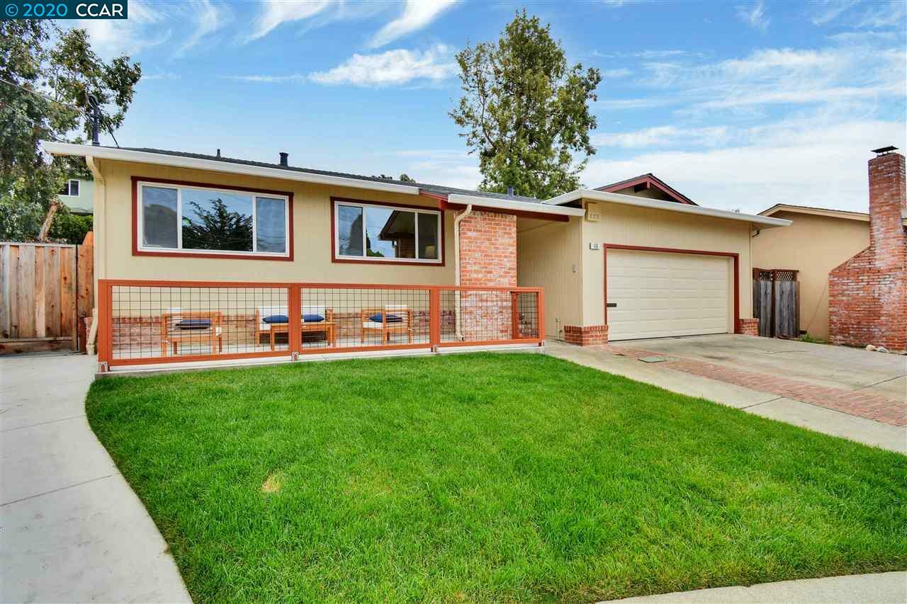 Property Photo:  40 Woodcliff Ct  CA 94605 