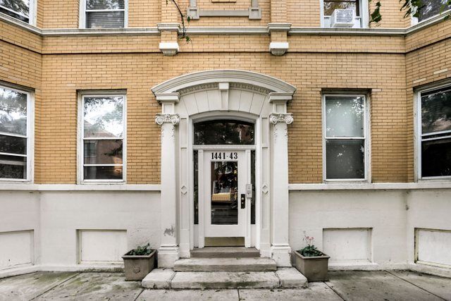 Property Photo: 1441 W Waveland Avenue 1E IL 60613
