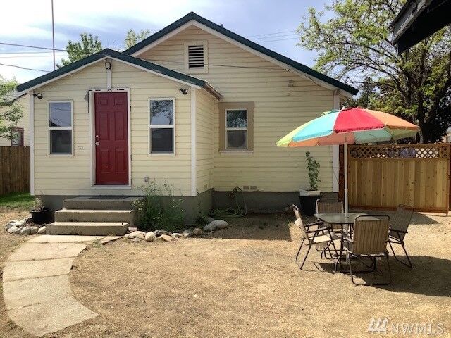 Property Photo:  827  Malaga Avenue  WA 98801 