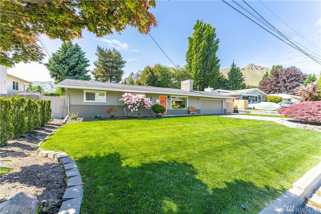 Property Photo: 1231 Lois Place WA 98801