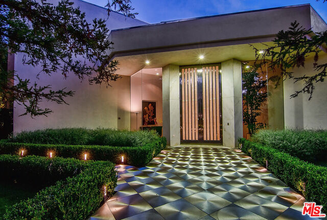 Property Photo:  1000 Elden Way  CA 90210 