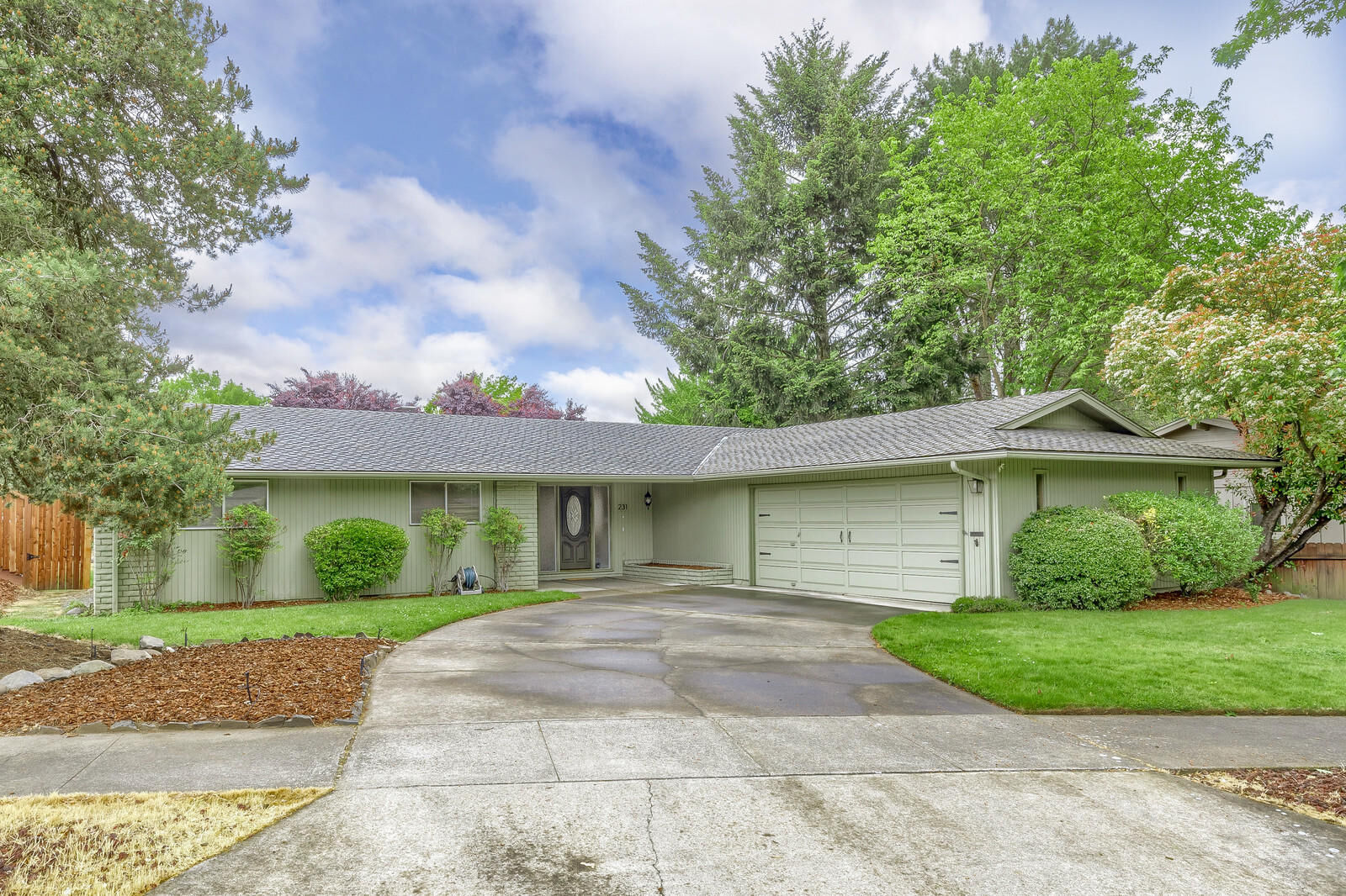 Property Photo: 231 White Oak Road OR 97504